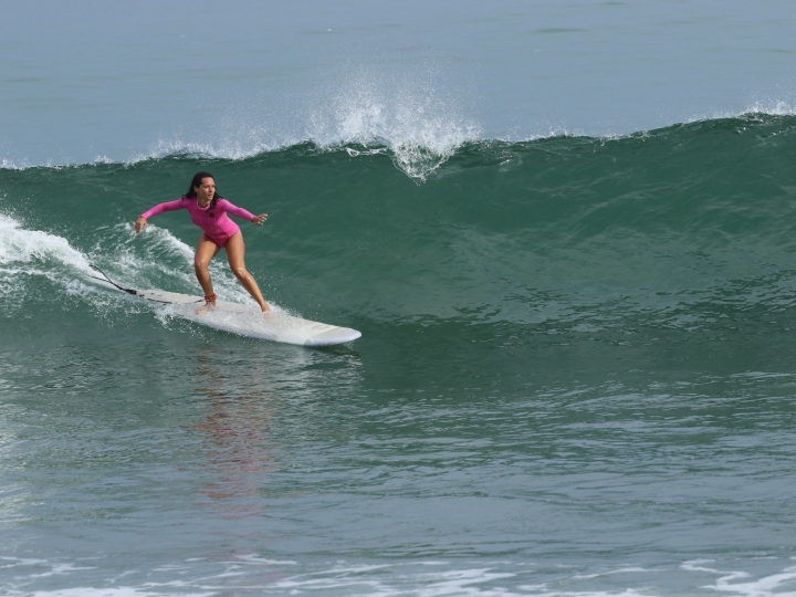 Vanesa Tejada surfeando en Máncora (Perú)